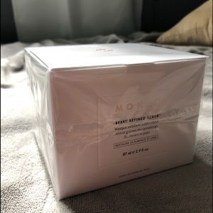 Monat Facial Scrub